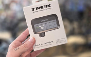 Mini bomba eléctrica portátil Trek Air Rush negra