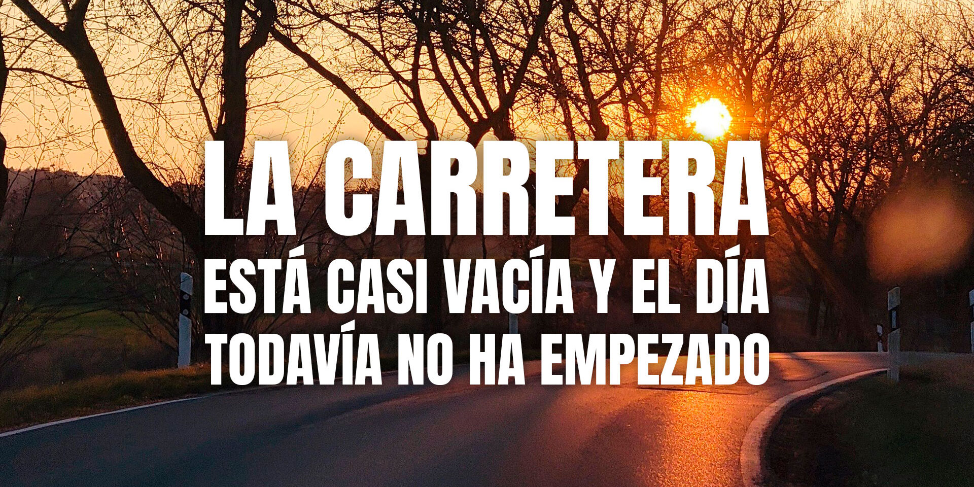 La carretera está casi vacía y el día todavía no ha empezado La carretera está casi vacía y el día todavía no ha empezado