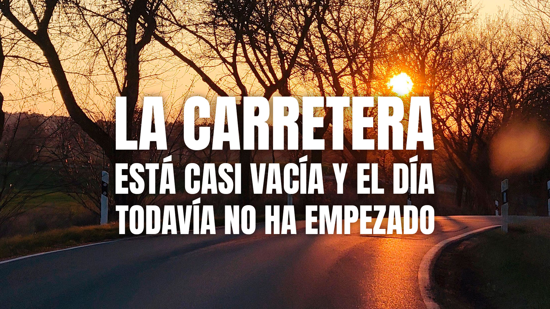 La carretera está casi vacía y el día todavía no ha empezado